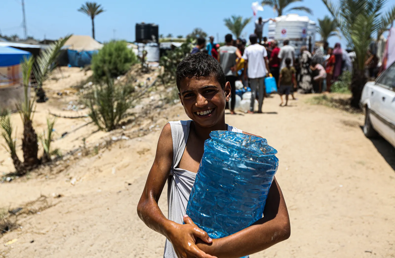 Bambini di Gaza ricevono acqua potabile — intervento CESVI